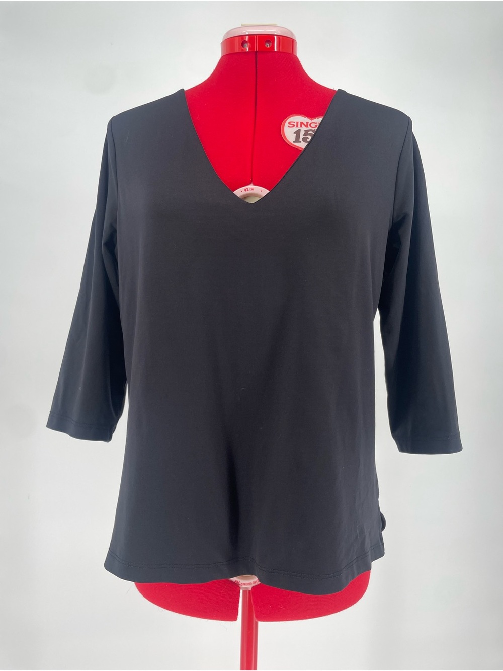 A’nue Ligne Black Classic Soft V-neck Stretchy 3/4 Sleeve Top